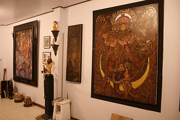 Fantasy Painting Artist Veerachan Usahanun Studio inside15